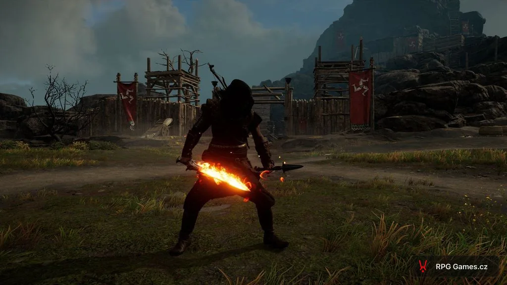 Hooded hrdina s hořícím mečem u tábora v Assassin's Creed Odyssey