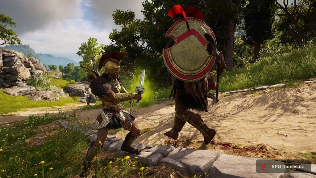 Alexios seká mečem se zeleným efektem schopnosti proti spartskému vojákovi, AC Odyssey