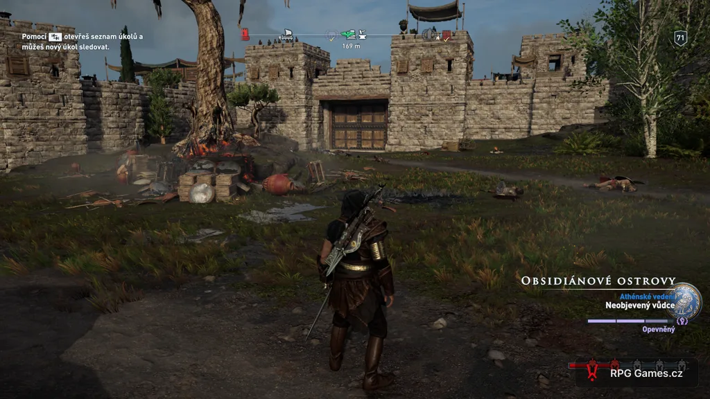 Alexios pri bráne pevnosti Typiti na Melose v Assassin's Creed Odyssey — Obsidiánové ostrovy