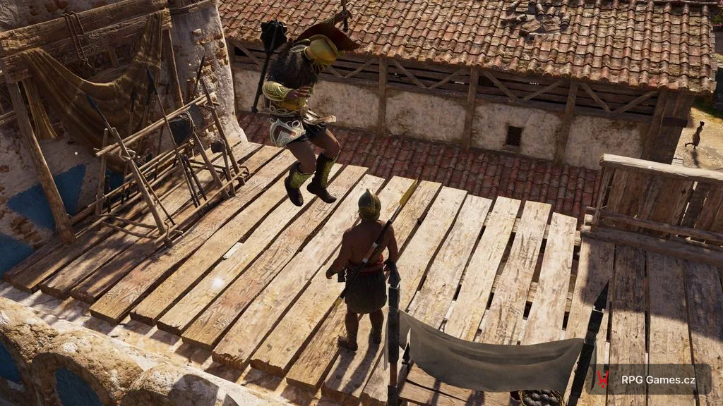 Alexios skáče shora s palcátem na stráž na plošině, Assassin's Creed Odyssey