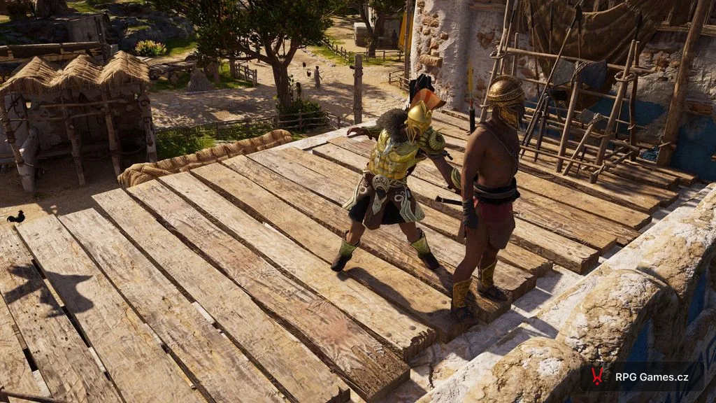 Alexios se plíží zezadu za stráží na dřevěné plošině, Assassin's Creed Odyssey