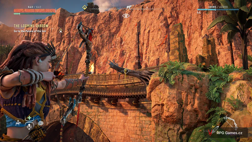 Horizon Zero Dawn Remastered — Aloy na kamenném mostě u Palace of the Sun v Meridianu