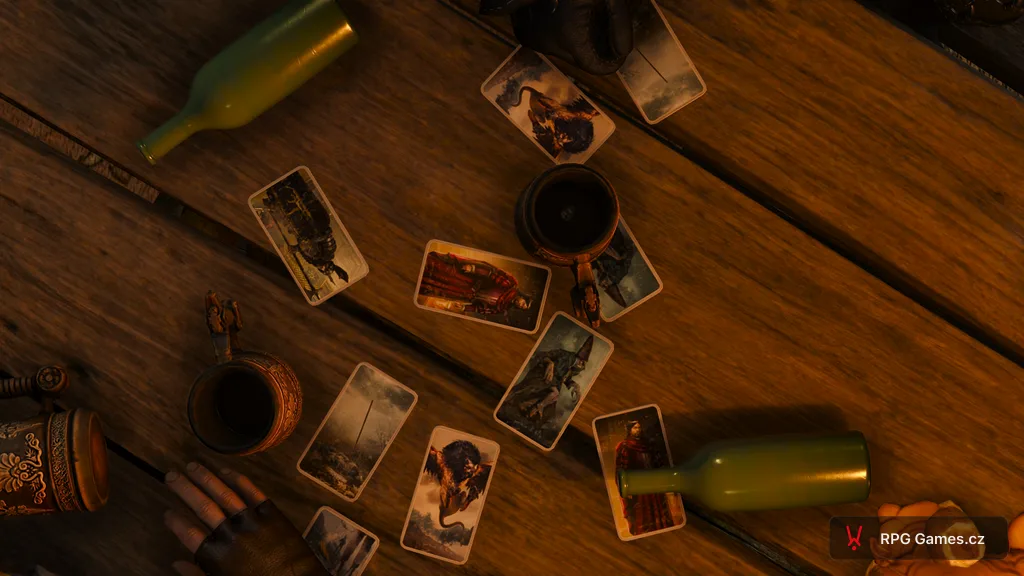 Rozházené karty gwintu a prázdné korbele na stole v Kaer Morhen, Zaklínač 3