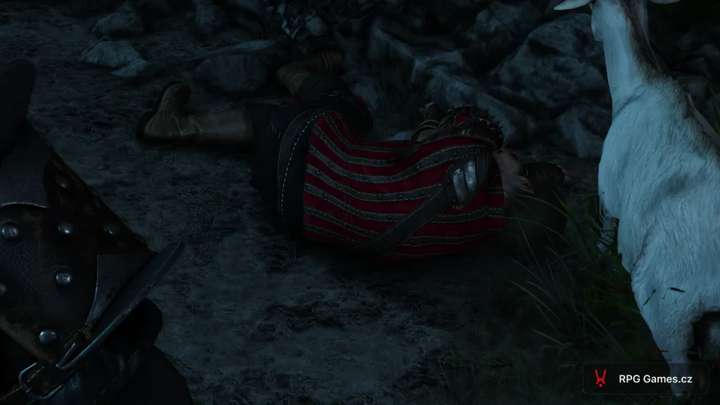Opilý Eskel leží na zemi venku u Kaer Morhen vedle kozy, Zaklínač 3