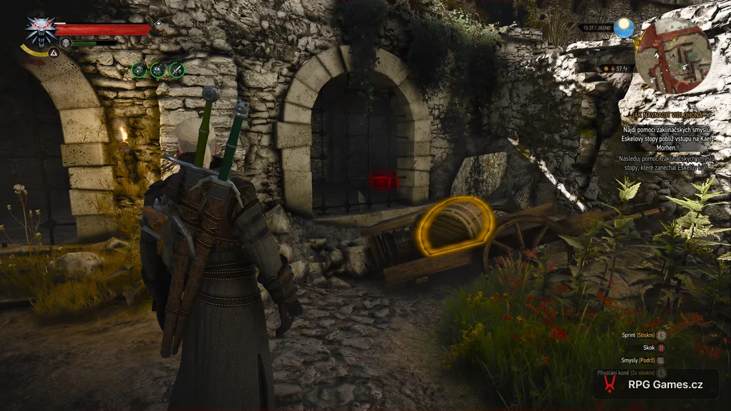 Geralt u truhly ve vnějším nádvoří Kaer Morhen se zapnutými zaklínačskými smysly, Zaklínač 3