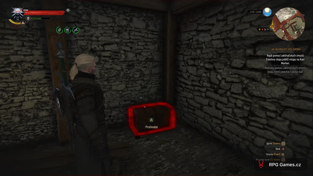 Geralt prohledává dřevěnou truhlu v místnosti v Kaer Morhen, Zaklínač 3