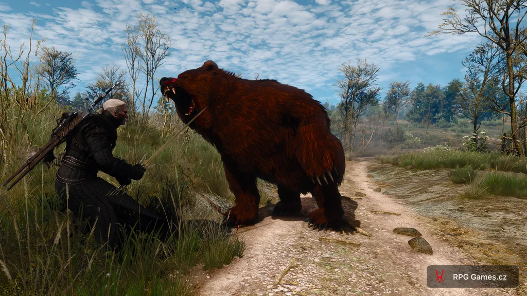 Zaklínač 3 — Geralt silným úderem proti berserkovi na lesní cestě