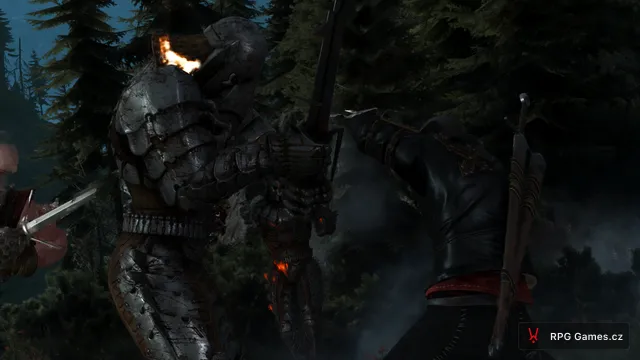 Geralt kříží meče s krví potřísněným válečníkem Divokého honu v mlze, Zaklínač 3