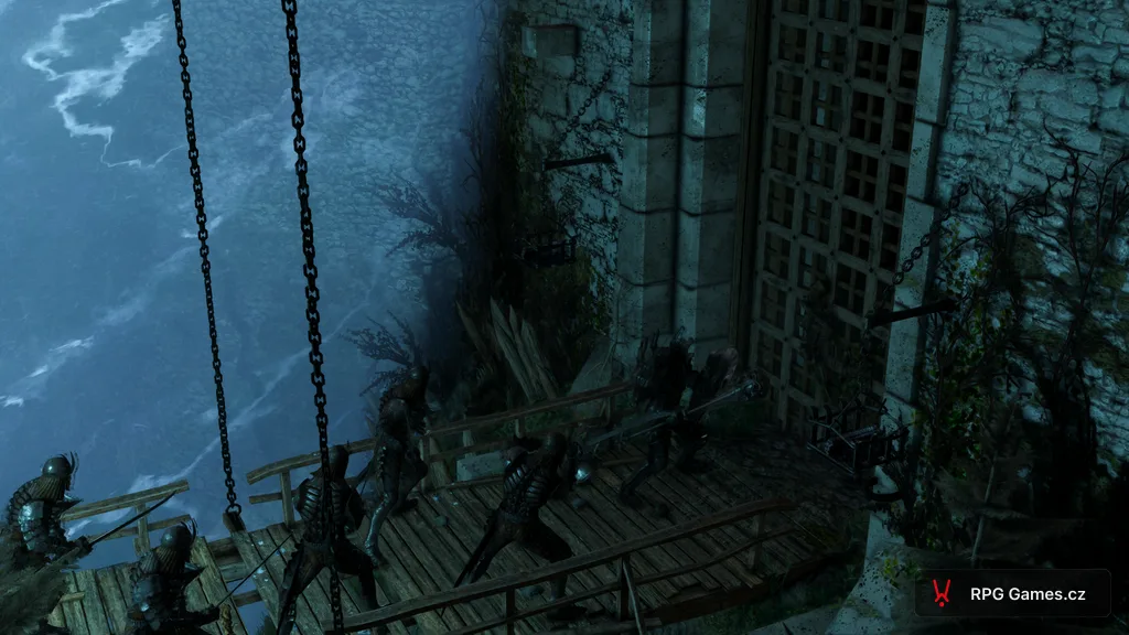 Válečníci Divokého honu útočí na dřevěnou bránu pevnosti Kaer Morhen, Zaklínač 3