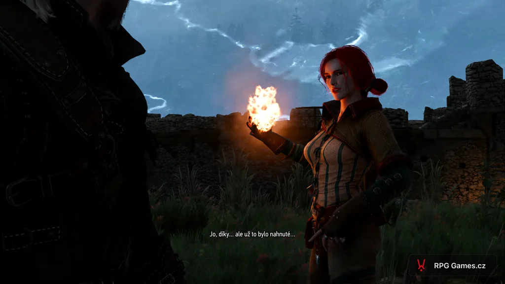Triss Merigold s ohnivou koulí v dlani na hradbách Kaer Morhen, Zaklínač 3