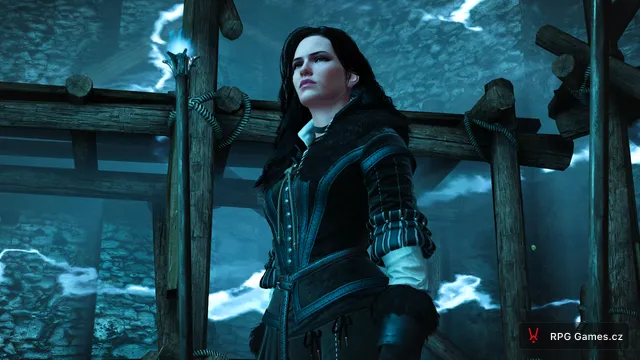 Yennefer s magickou holí na dřevěném lešení během bitvy o Kaer Morhen, Zaklínač 3