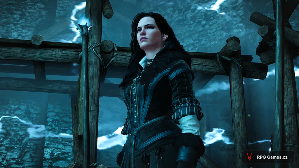 Yennefer s magickou holí na dřevěném lešení během bitvy o Kaer Morhen, Zaklínač 3