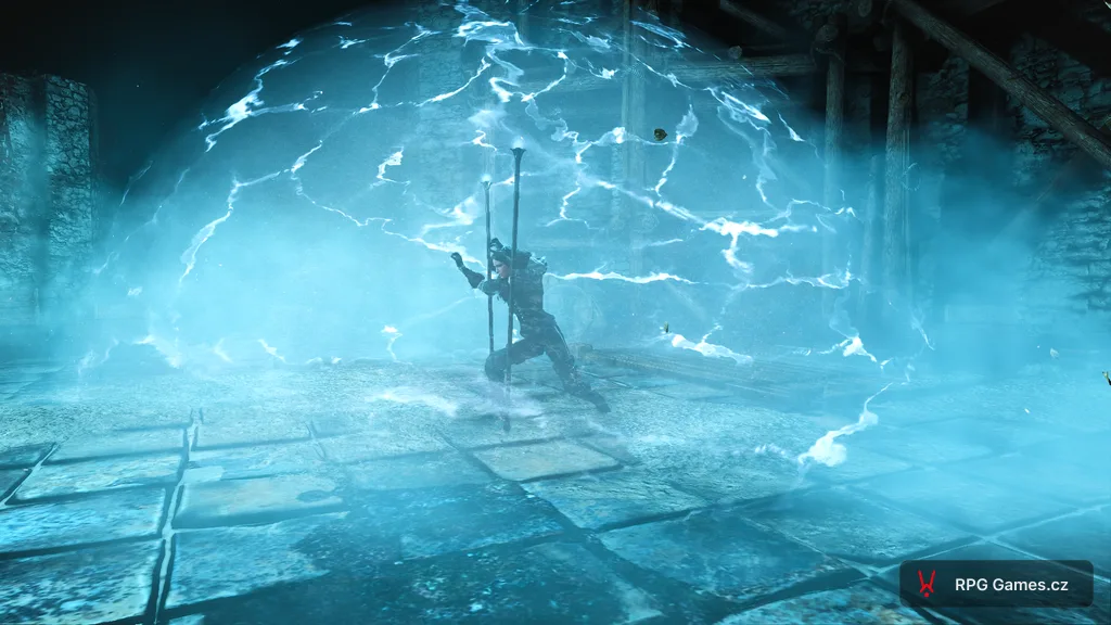 Yennefer udržuje velký modrý ochranný štít v nádvoří Kaer Morhen, Zaklínač 3