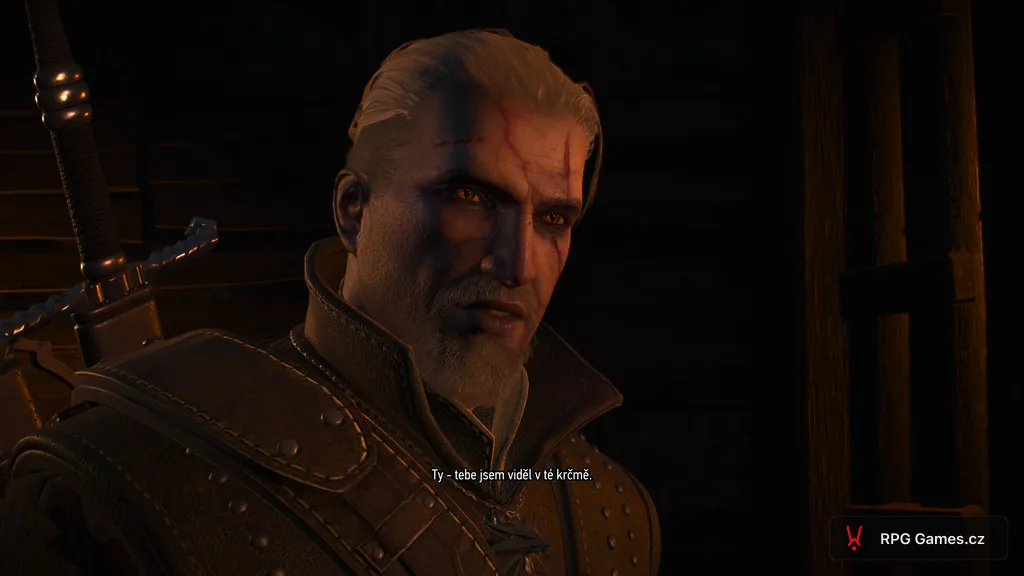 Geralt zblízka v temném sklepě při dialogu v Zaklínači 3