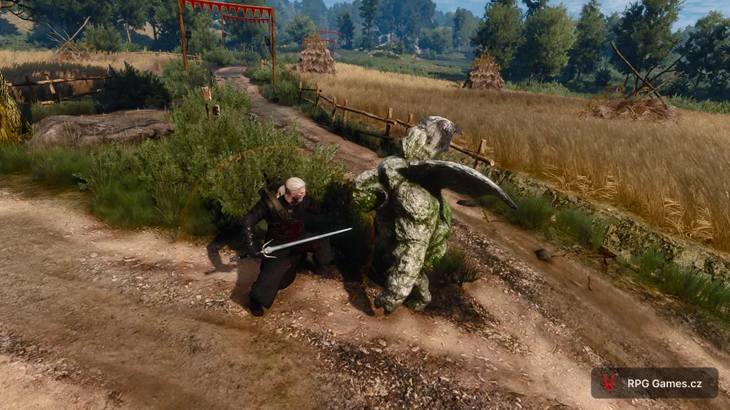 Geralt se stříbrným mečem proti chrliči na cestě u sena a brány s praporky — Zaklínač 3