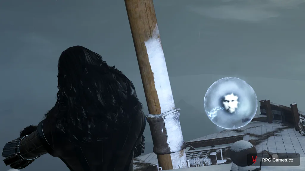 Džin za stěžněm na zasněžené palubě, Yennefer v popředí, Zaklínač 3