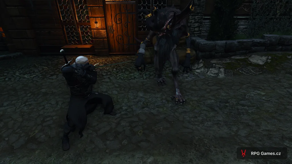 Geralt v bojovém postoji proti Gaelovi u dveří hospody, Zaklínač 3