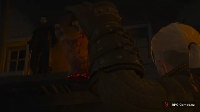 Geralt drží zakrvácenou ruku a Detlaff stojí na balkoně v Zaklínači 3