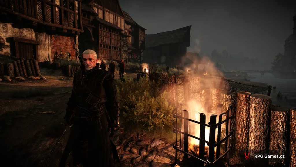 Geralt pri ohništi v nočnom Novigrade v hre Zaklínač 3