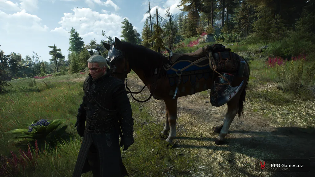 Geralt pri koni Klepni v Zaklínačovi 3 — hlava gryfa ako trofej na sedle