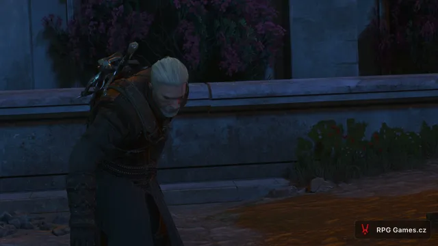 Geralt stopuje stopy u kamenné zídky v noci v Zaklínači 3