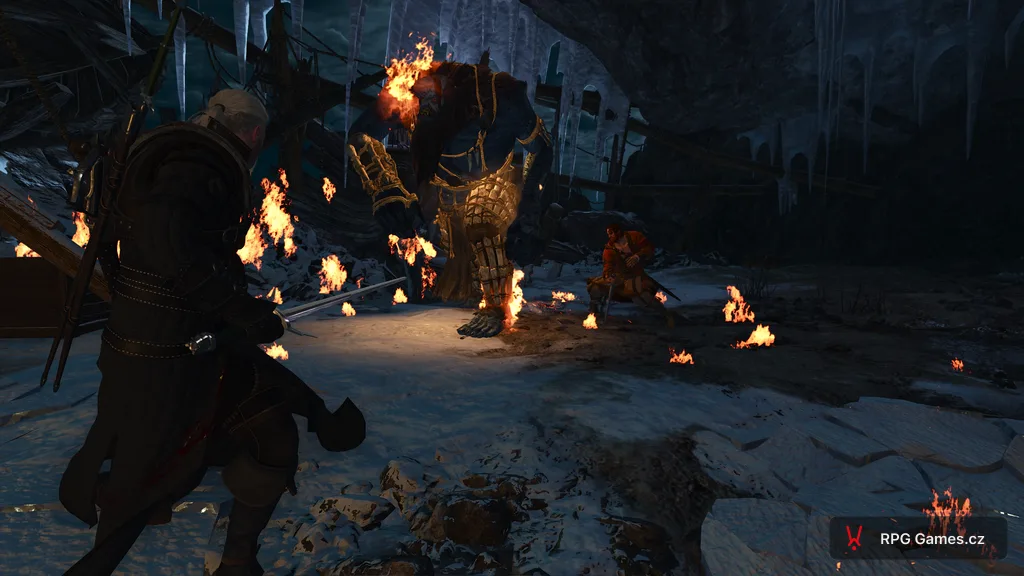 Geralt a Hjalmar bojují s ledovým obrem Myrhyffem v jeskyni, Zaklínač 3