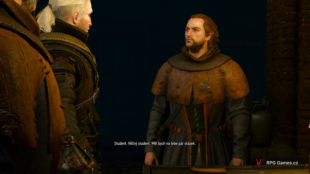 Hubert Rejk v kostnici Novigradu při vyšetřování vražd, Geralt v popředí, Zaklínač 3