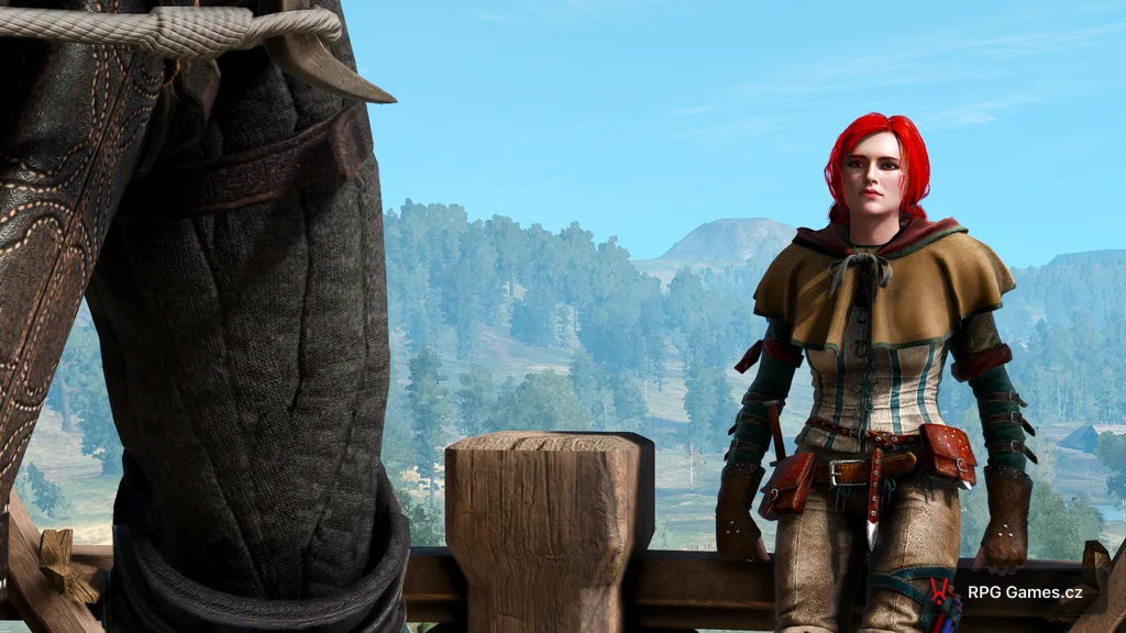 Triss Merigold mluví s Geraltem na dřevěné terase s výhledem na krajinu, Zaklínač 3