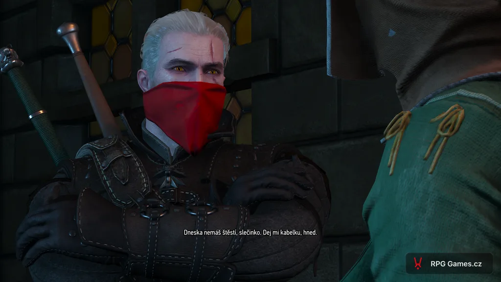 Geralt s červenou maskou jako loupežník u domu Sofronie v questu Kabaret, Zaklínač 3