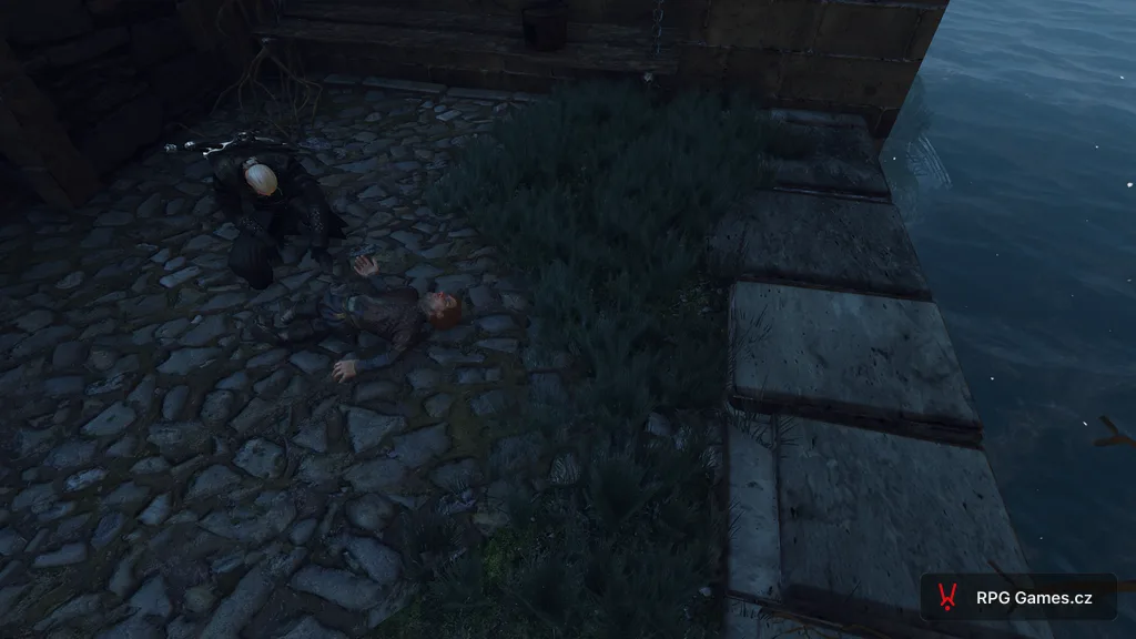 Geralt u mrtvého trpaslíka v nebeské cele Kaer Almhult ve Skellige, Zaklínač 3