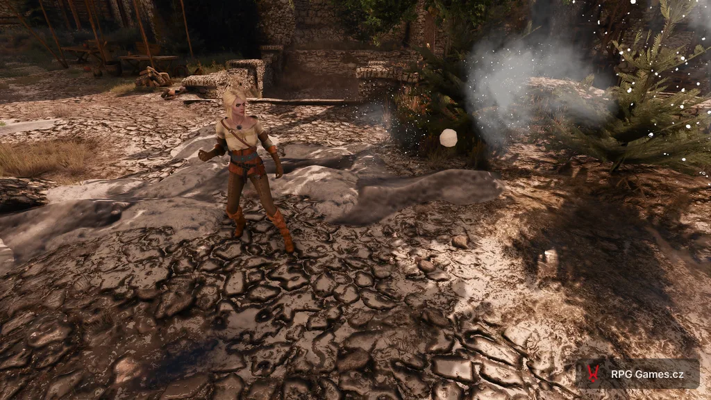 Ciri hází sněhovou kouli na dvoře Kaer Morhen ve hře Zaklínač 3