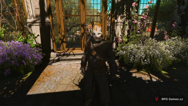 Geralt čelně v masce králíka mezi květinami v Toussaintu, Zaklínač 3