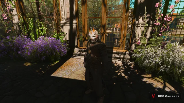 Geralt v masce králíka v zahradě u skleněných dveří, Zaklínač 3