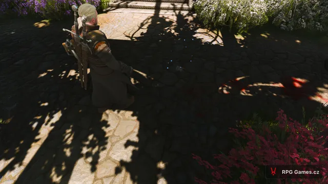 Geralt u krvavé skvrny ve skleníku, na zemi svítí maska králíka, Zaklínač 3