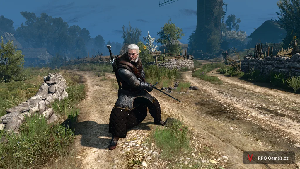 Geralt ve velmistrovské medvědí zbroji v bojovém postoji, Zaklínač 3