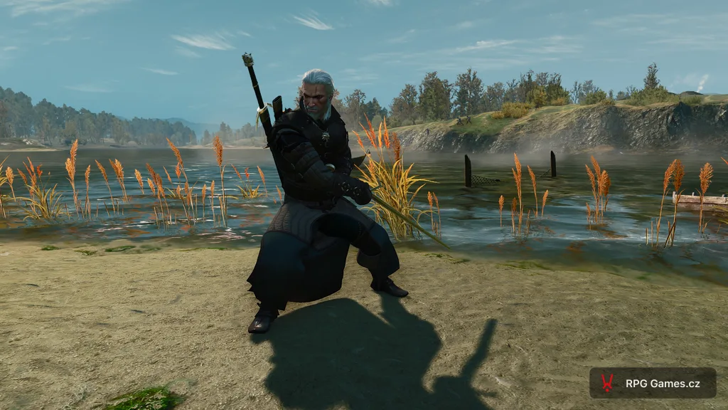 Geralt ve vylepšené medvědí zbroji v bojovém postoji, Zaklínač 3