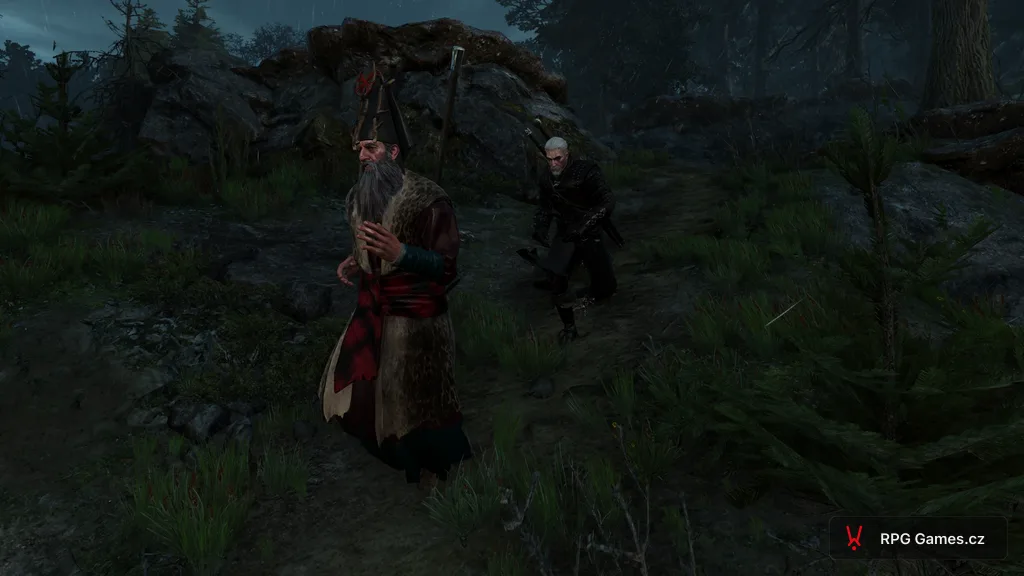 Myšilov a Geralt běží po stezce v dešti na Skellige, Zaklínač 3