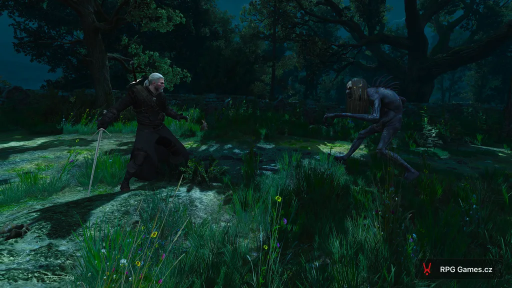 Geralt se stříbrným mečem proti Ostruchlici v lese v noci — Zaklínač 3