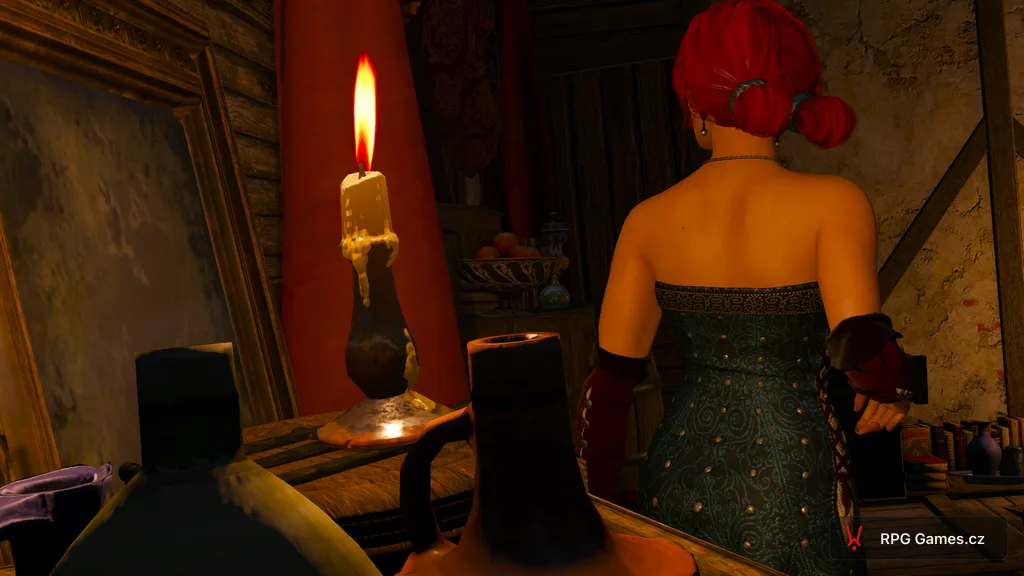 Triss v plesových šatech u svíčky před balem na Vegelbud, Zaklínač 3
