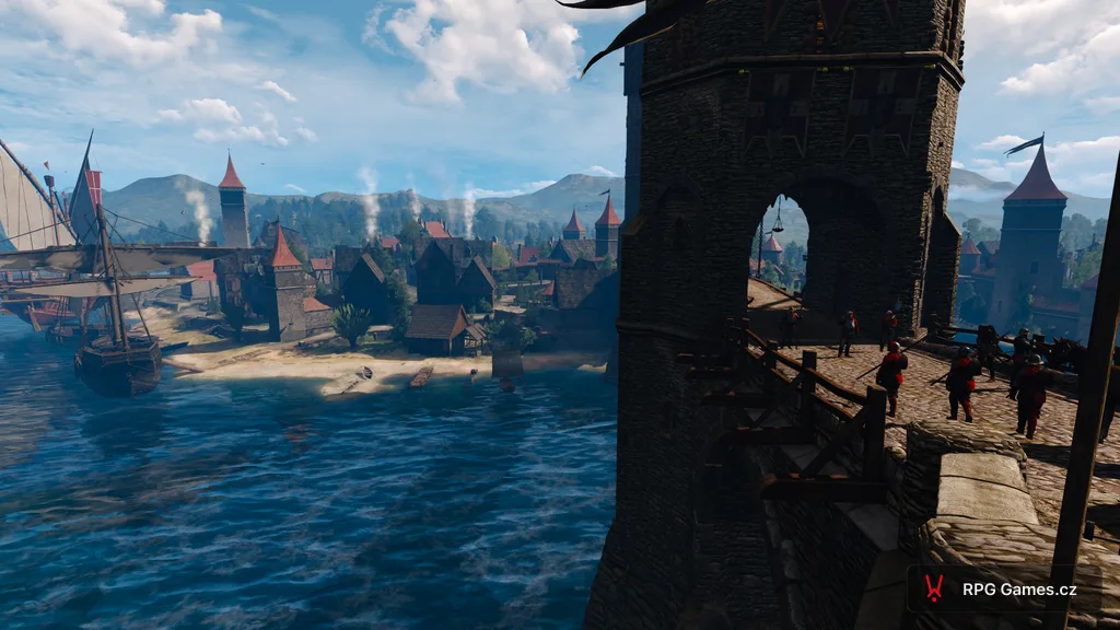 Panorama Oxenfurtu z mostu přes řeku s lodí u břehu, Zaklínač 3