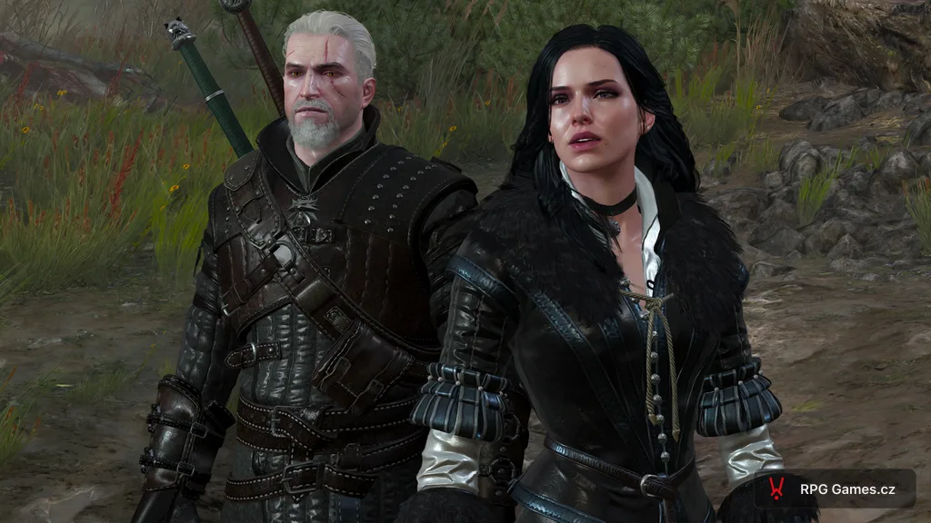 Geralt a Yennefer vedle sebe na cestě v lese Skellige, Zaklínač 3