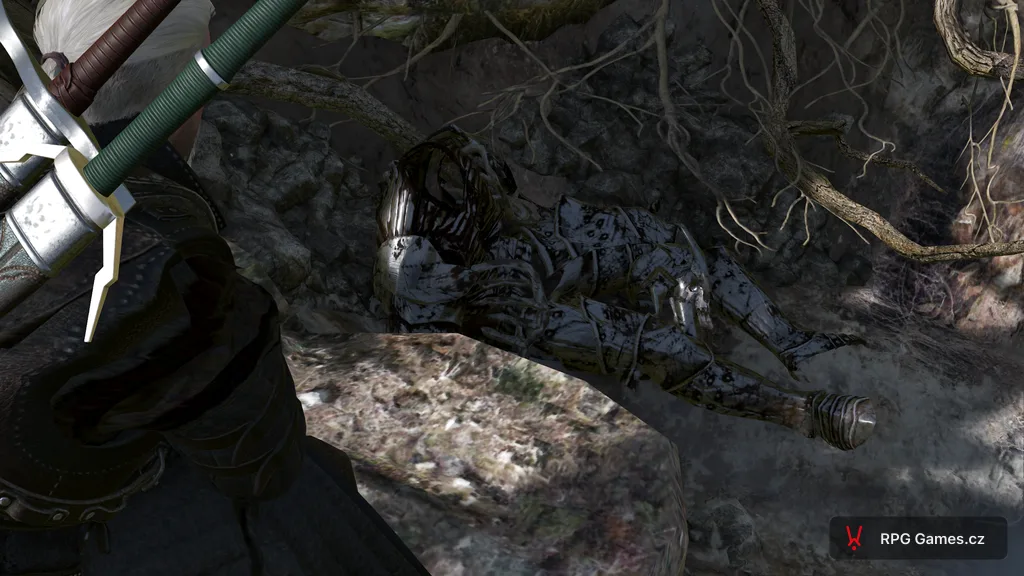 Geralt u těla jezdce Divokého honu pod stromem na Skellige