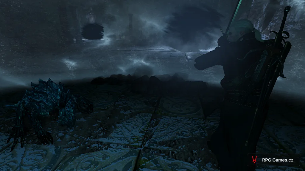 Geralt se stříbrným mečem proti psu Divokého honu v mrazivé kamenné síni — Zaklínač 3