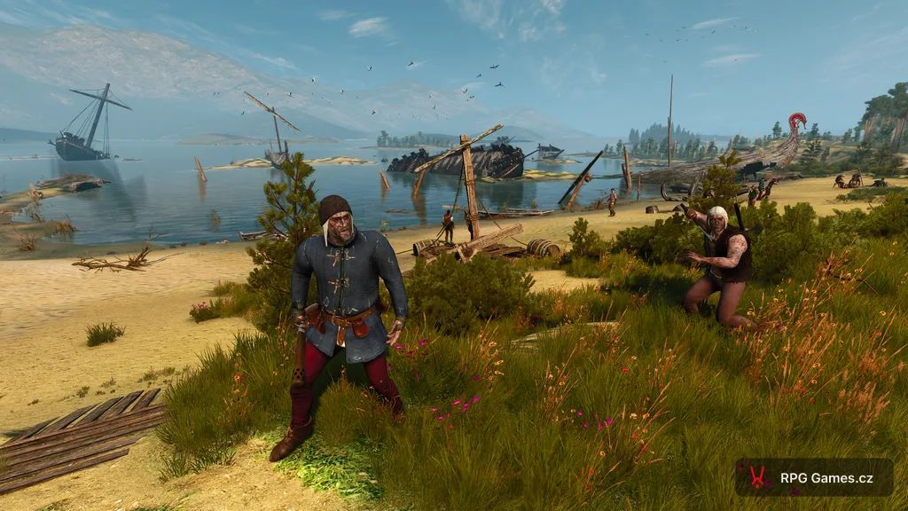 Pirát s kyjem a kápí na pláži u vraků lodí, další pirát v trávě s mečem — Zaklínač 3, Skellige