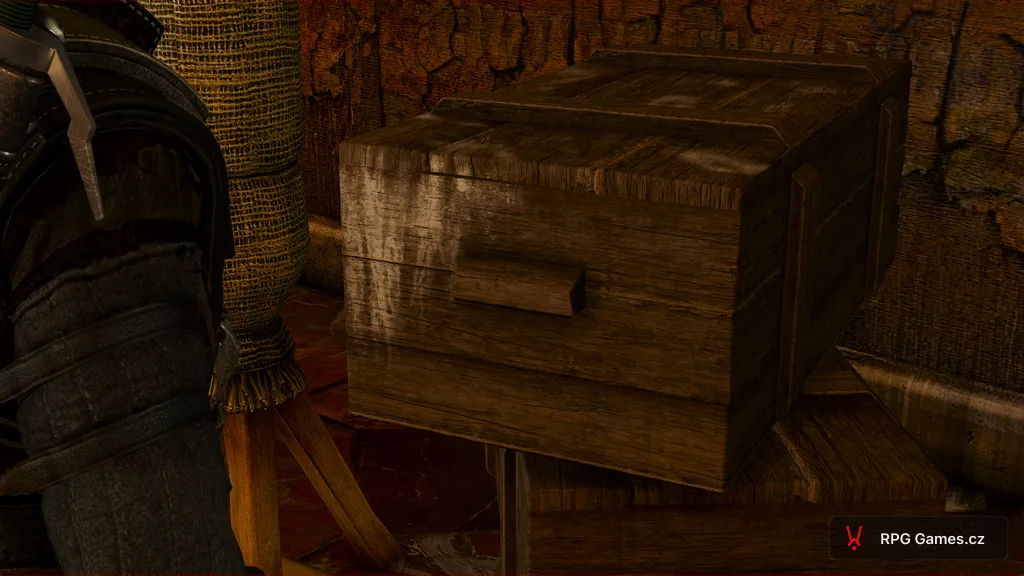 Dřevěné bedny u cvičného panáka v hlavní síni Kaer Morhen, Zaklínač 3