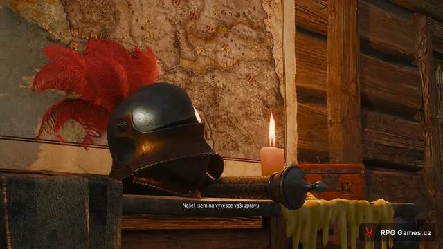 Rytířská helma s červeným chocholem na stole u mapy v Zaklínači 3