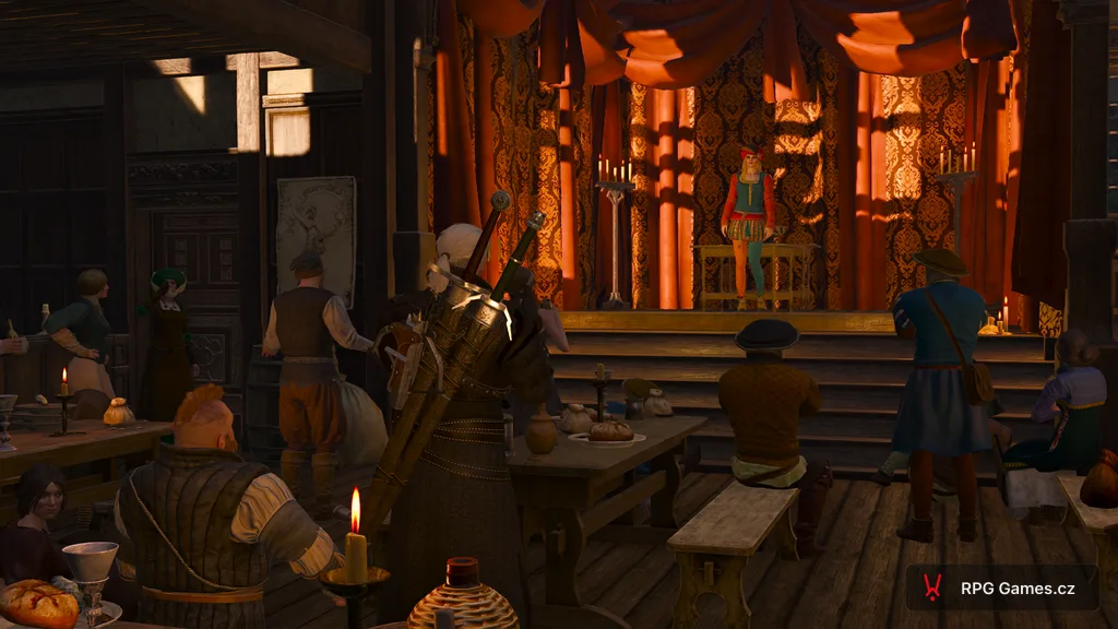 Priscilla zpívá na jevišti v kabaretu Ledňáček, Geralt v publiku, Zaklínač 3