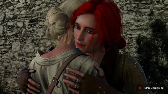 Triss objímá Ciri u kamenné zdi Kaer Morhen, Zaklínač 3