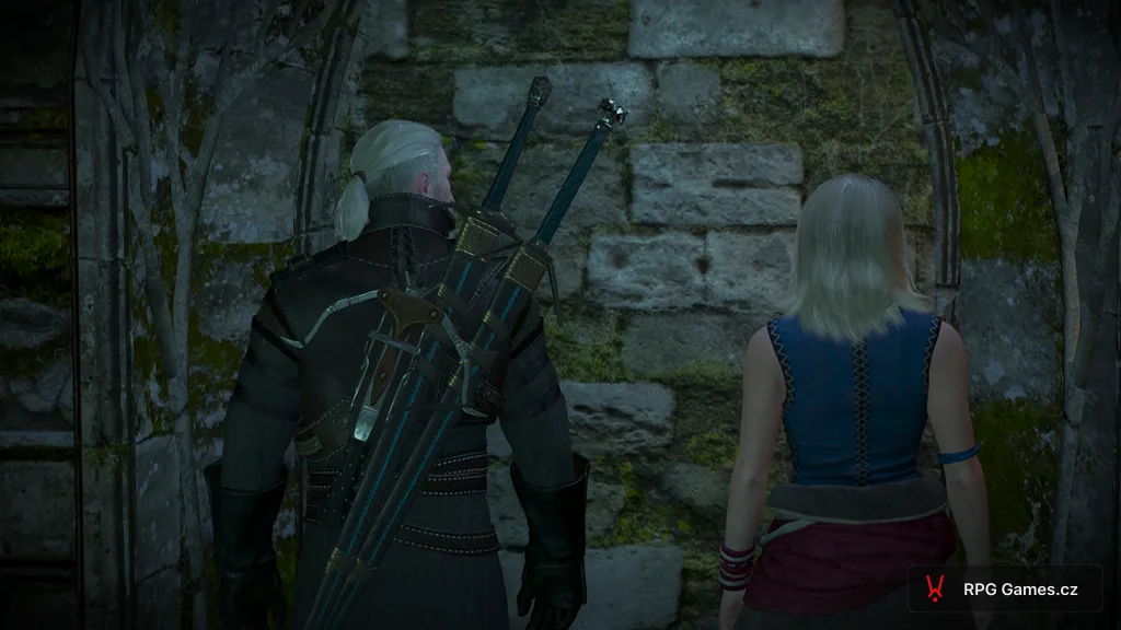 Geralt a Keira Metz v mechové kamenné chodbě elfích ruin — Zaklínač 3