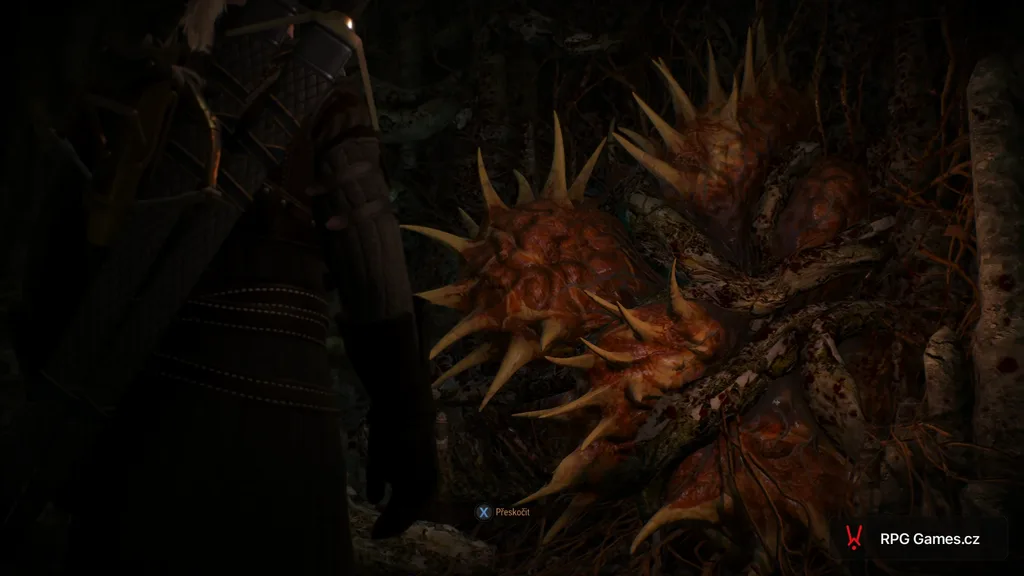 Duch ve stromě pod Šeptajícím pahorkem ve hře Zaklínač 3 — Geralt u magických pout v kořenech